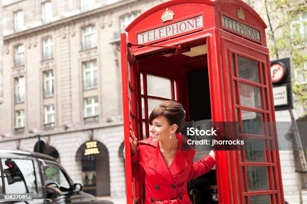 Londres Mulher Na Cabine De Telefone Vermelho - Fotografias de stock e mais imagens de Cabina de Telefone Público - Cabina de Telefone Público, Londres - Inglaterra, 20-29 Anos
