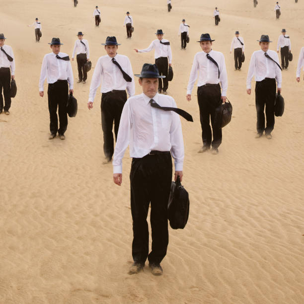 kuvapankkikuvat ja rojaltivapaat kuvat aiheesta miehet hiekassa -sarja - cloning