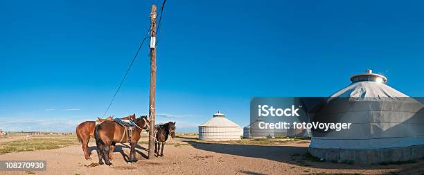 Foto de Mongólia Cavalos Preso Yurt Village China Panorama e mais fotos de stock de Cavalo - Família do cavalo - Cavalo - Família do cavalo, Hohhot, Mongólia