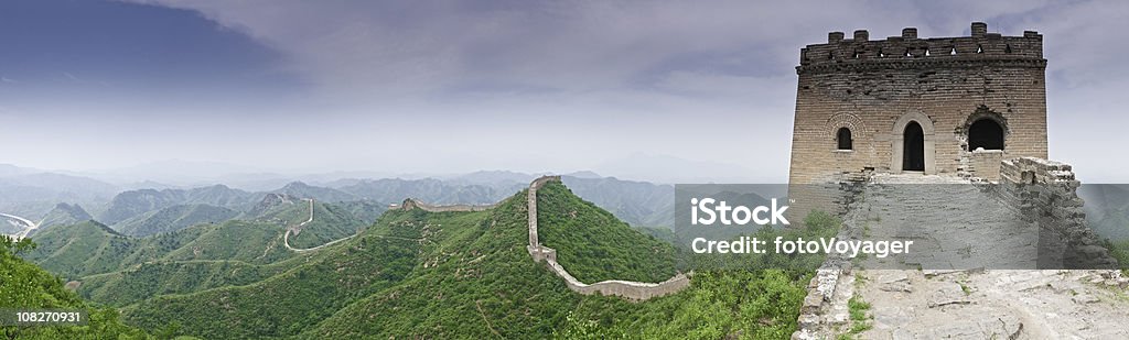 Великая китайская стена Старинный watchtowers зеленый горные хребты panorama - Стоковые фото Великая китайская стена роялти-фри