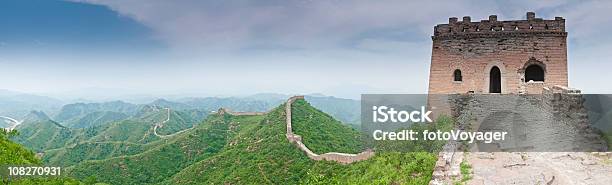 Великая Китайская Стена Старинный Watchtowers Зеленый Горные Хребты Panorama — стоковые фотографии и другие картинки Великая китайская стена