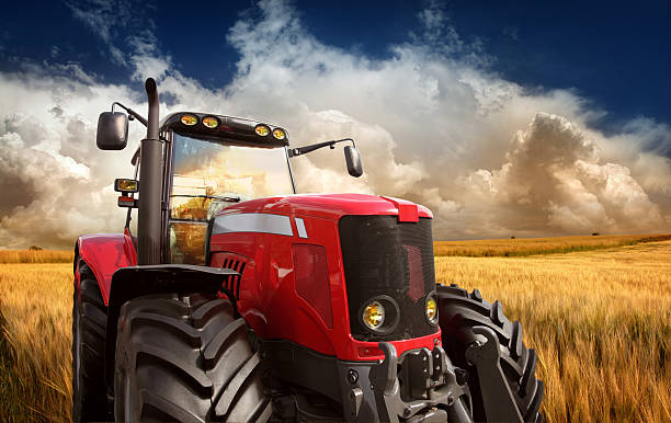 tractor en el campo de - maquinaria agrícola fotografías e imágenes de stock