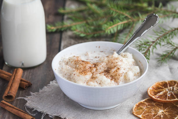 budino di riso tradizionale con cannella macinata - rice pudding foto e immagini stock