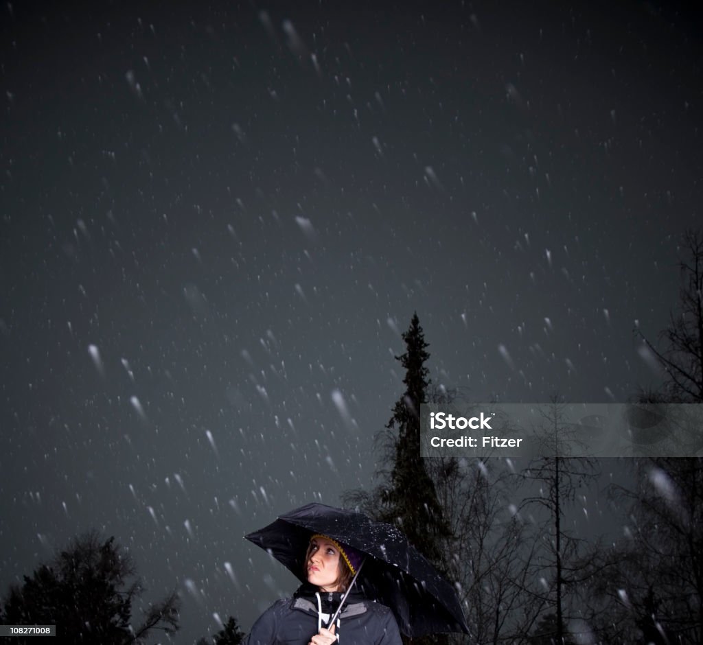 Jeune femme sous un parapluie dans la neige - Photo de Adulte libre de droits