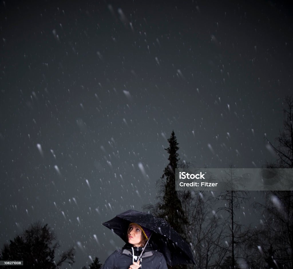 Jovem mulher sob um guarda-chuva na Neve - Royalty-free 20-29 Anos Foto de stock