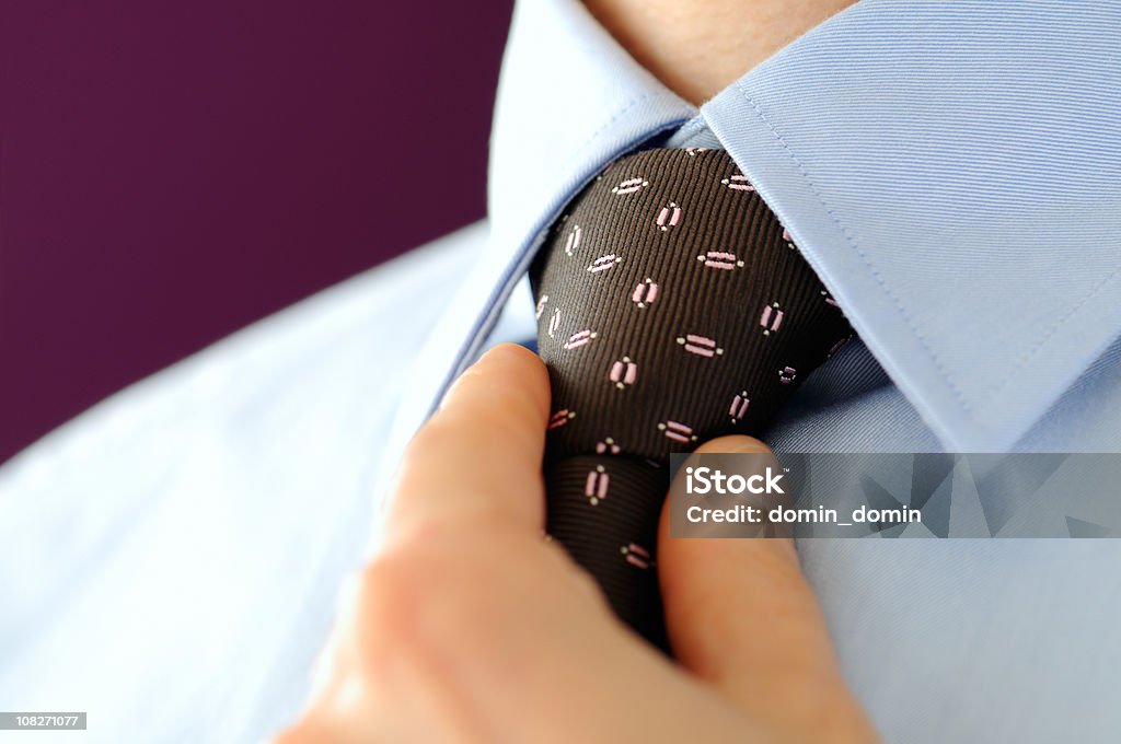 Управление, close-up of man's hand Проверка синяя Рубашка с галстуком - Стоковые фото Бизнес роялти-фри