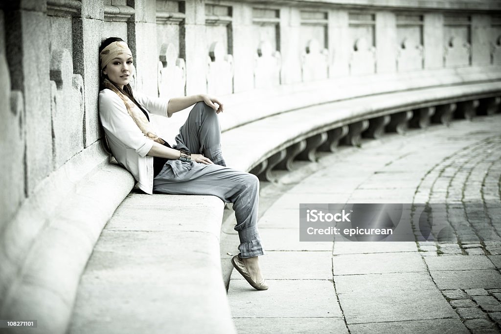 Hermosa mujer sentada en la Retiro Park, Madrid - Foto de stock de 20 a 29 años libre de derechos