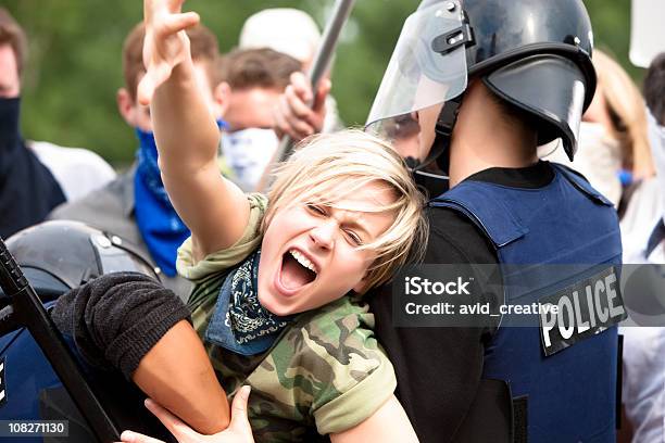 Demonstrant Versuchen Durch Die Polizei Barricade Stockfoto und mehr Bilder von Demonstration - Demonstration, Aufstand, Polizei