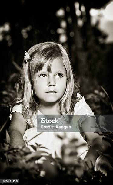 Foto de Menina e mais fotos de stock de 4-5 Anos - 4-5 Anos, Agachando-se, Cabelo Comprido