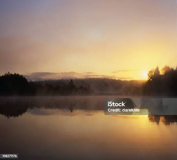 Xxxl 霧の朝の国で湖 - Horizonのストックフォトや画像を多数ご用意 - Horizon, かすみ, カラー画像