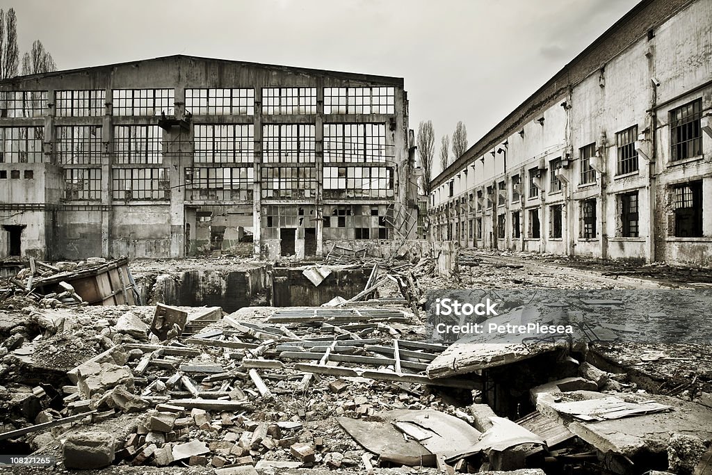 Zniszczony Budynek przemysłowy w czasie kryzysu - Zbiór zdjęć royalty-free (Bombardować)