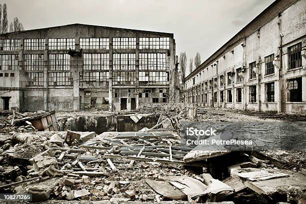 Zniszczony Budynek Przemysłowy W Czasie Kryzysu - zdjęcia stockowe i więcej obrazów Bombardować - Bombardować, Brudny, Niehigieniczny