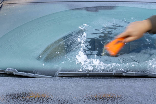 hand, die kratzen eis aus autofenster - frozen windshield cold car stock-fotos und bilder