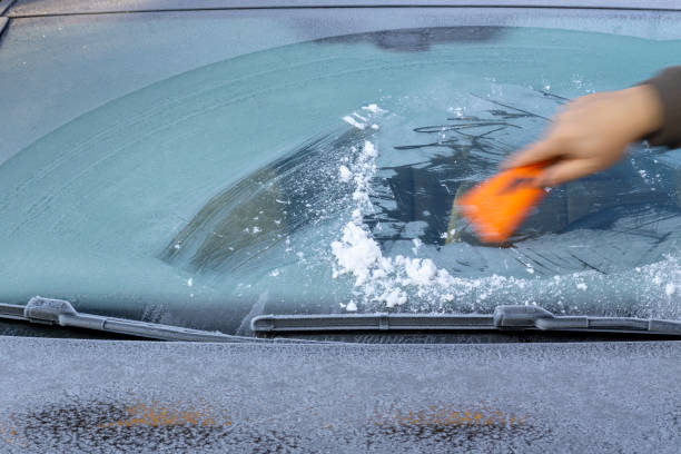 hand scratching ice from car window - frosted glass window frost ice imagens e fotografias de stock