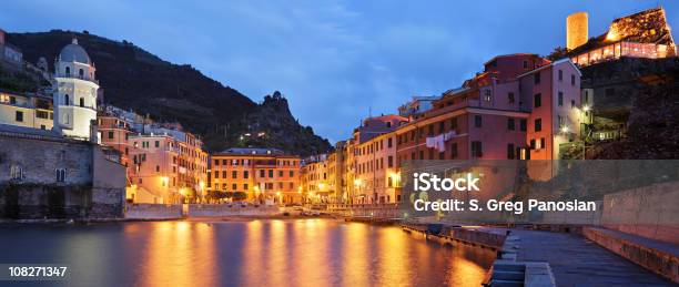 Foto de Vernazza À Noite e mais fotos de stock de Cinque Terre - Cinque Terre, Arquitetura, Cidade pequena