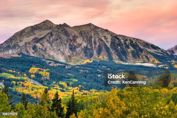 Alba Cielo Montagna E Autunno Ad Aspen - Fotografie stock e altre immagini di Alba - Crepuscolo - Alba - Crepuscolo, Albero, Ambientazione esterna