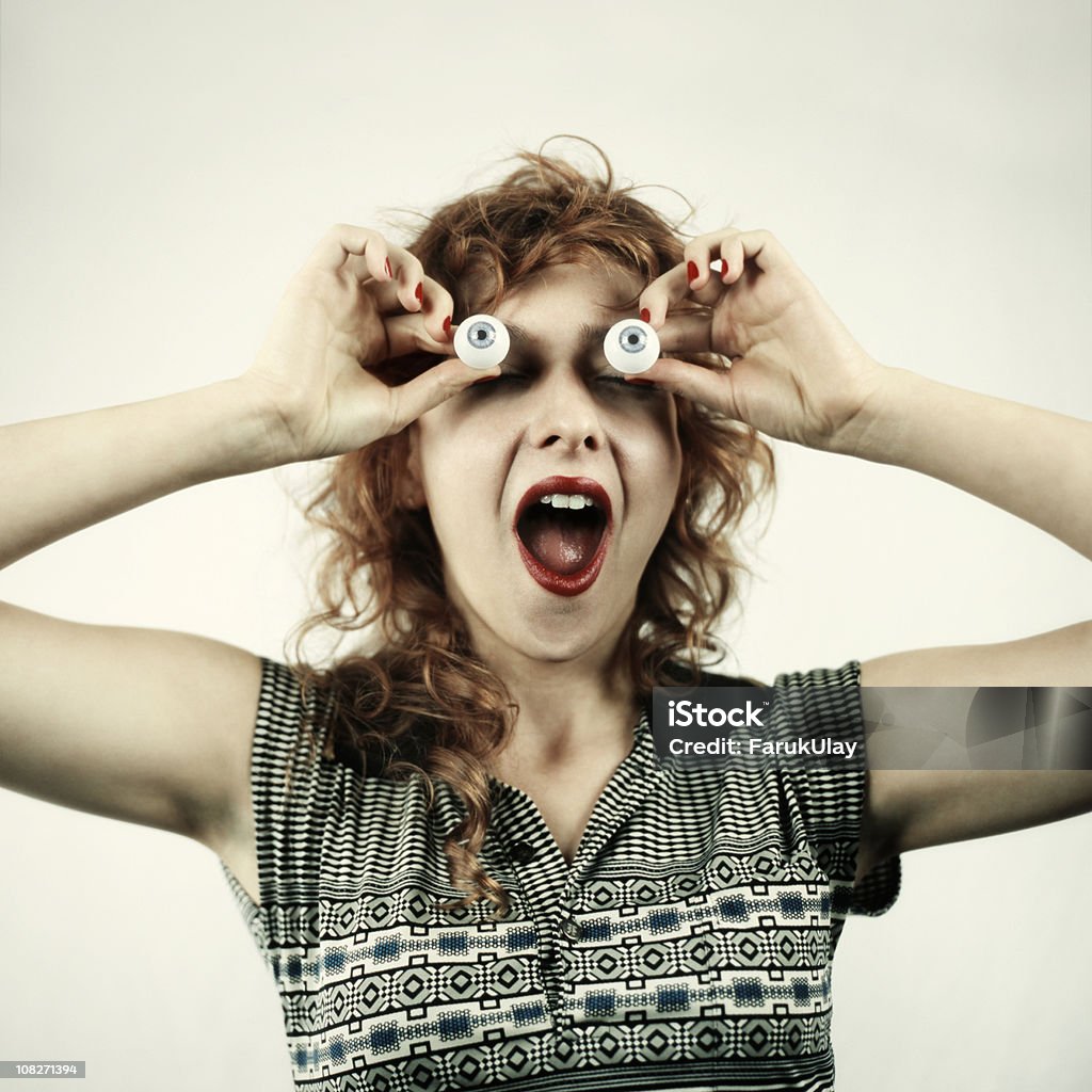 Espiègle jeune femme crier avec faux yeux - Photo de Adulte libre de droits