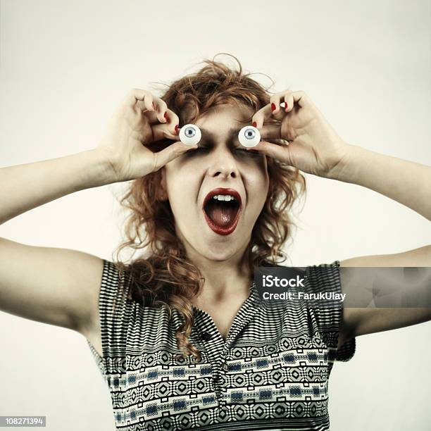 Brincalhão Jovem Mulher Gritar Com Olhos Falsa - Fotografias de stock e mais imagens de 20-29 Anos - 20-29 Anos, Adulto, Artificial