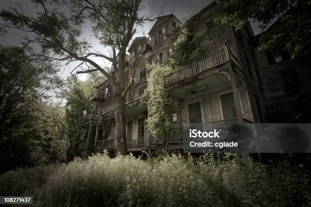 Embrujada House Foto de stock y más banco de imágenes de Abandonado - Abandonado, Aire libre, Arquitectura