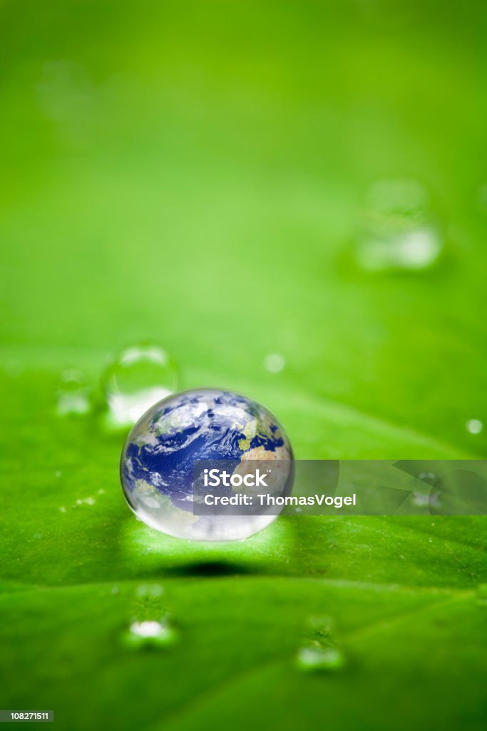 Planeta tierra waterdrop. Entorno de hoja naturaleza mundo globo de agua - Foto de stock de Globo terráqueo libre de derechos