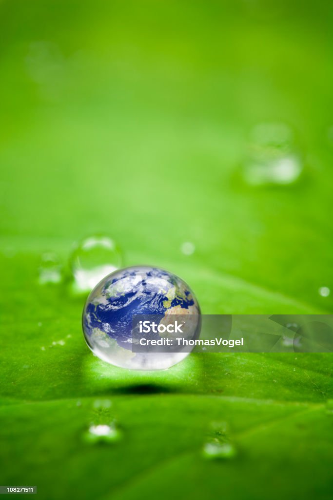 Planète Terre waterdrop. Cadre de feuilles de l'eau Nature monde Globe - Photo de Globe terrestre libre de droits