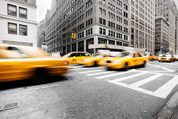 traffico di taxi di new york city - yellow taxi foto e immagini stock