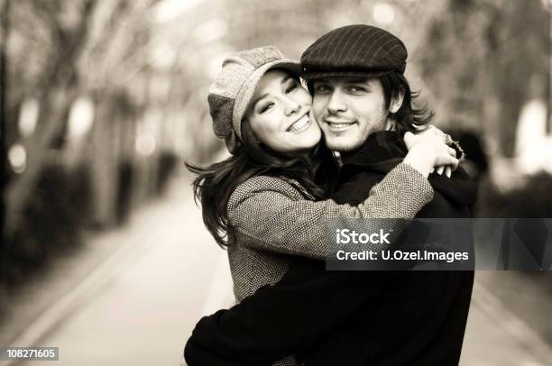 Casal Jovem Sorridente Ao Ar Livre Preto E Branco - Fotografias de stock e mais imagens de Abraçar - Abraçar, Adulto, Amor