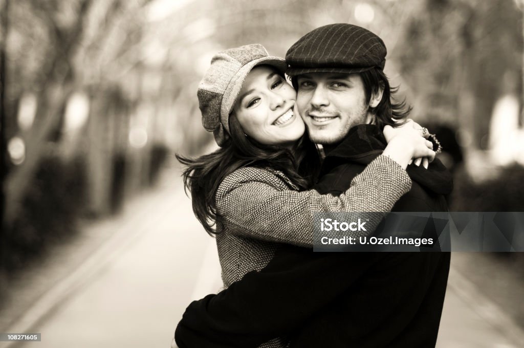 Молодая пара, улыбается на открытом воздухе, черный и белый - Стоковые фото I Love You - английское словосочетание роялти-фри