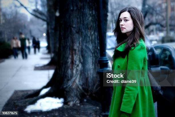 Mujer Joven Usando Abrigo Verde On City Street Foto de stock y más banco de imágenes de 20 a 29 años - 20 a 29 años, Abrigo, Acera