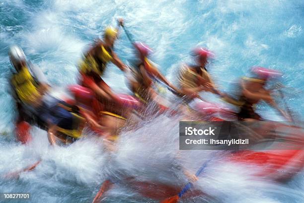 Rafting En Aguas Bravas Foto de stock y más banco de imágenes de Trabajo en equipo - Trabajo en equipo, Rafting en aguas bravas, Carrera