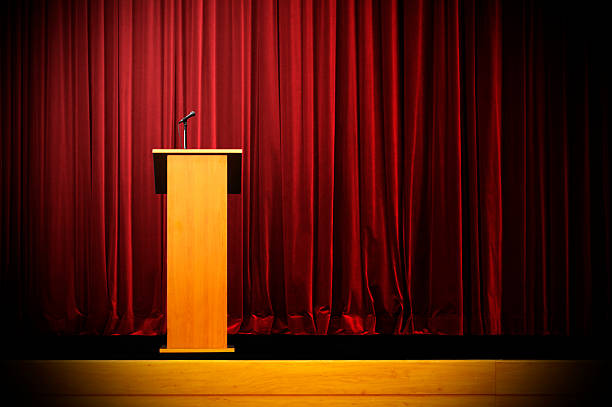 подиум на пустой сцене - podium lectern microphone speech стоковые фото и изображения