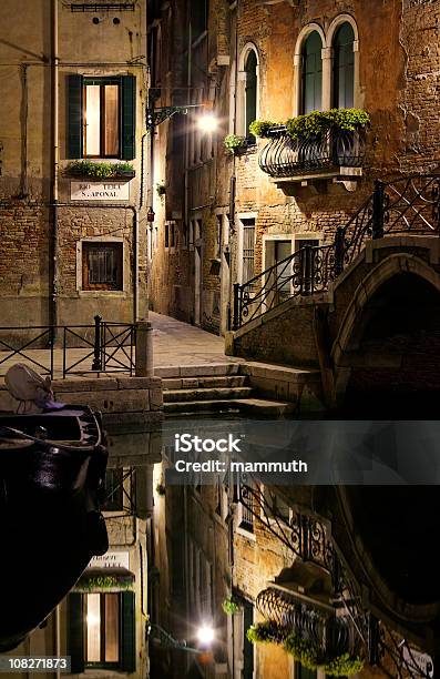 Canal Em Veneza À Noite - Fotografias de stock e mais imagens de Veneza - Itália - Veneza - Itália, Rua, Ponte