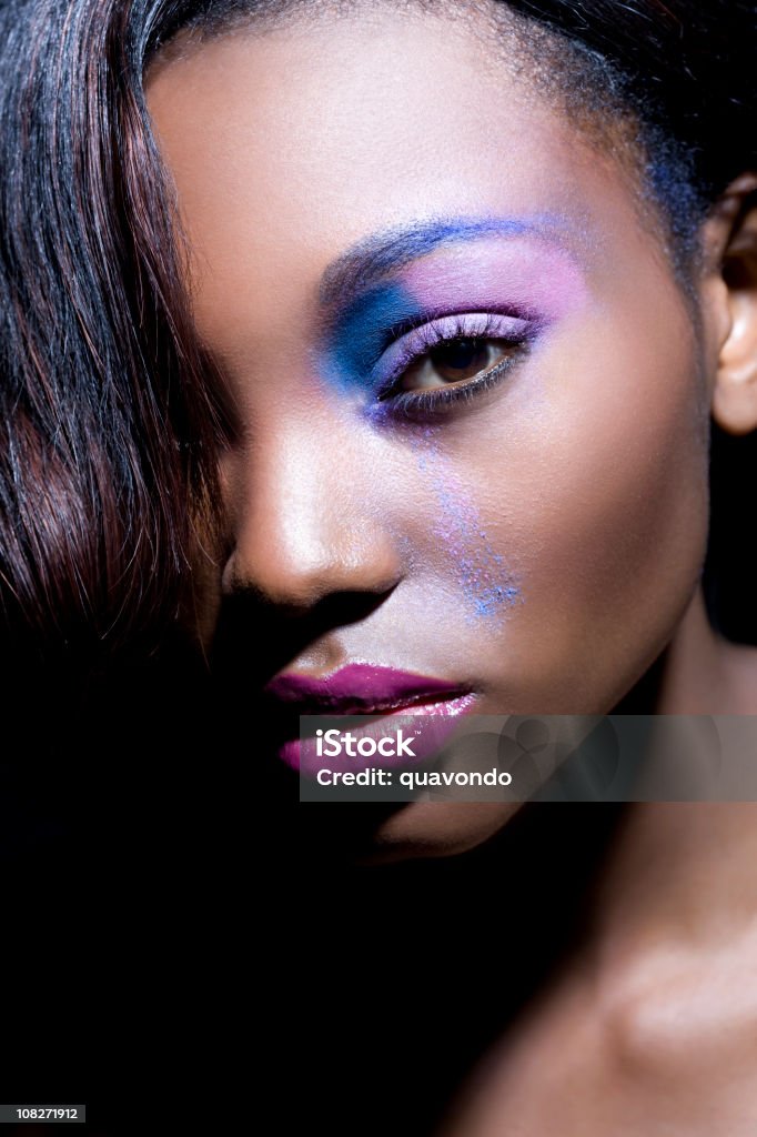 African American Bellissima giovane donna Close-Up con make-Up - Foto stock royalty-free di Trucco per il viso