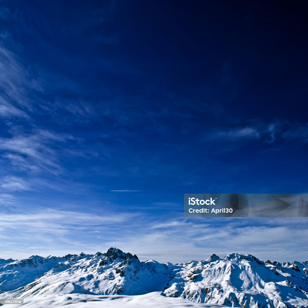 雪をかぶった山の山頂 - 巻雲のロイヤリティフリーストックフォト