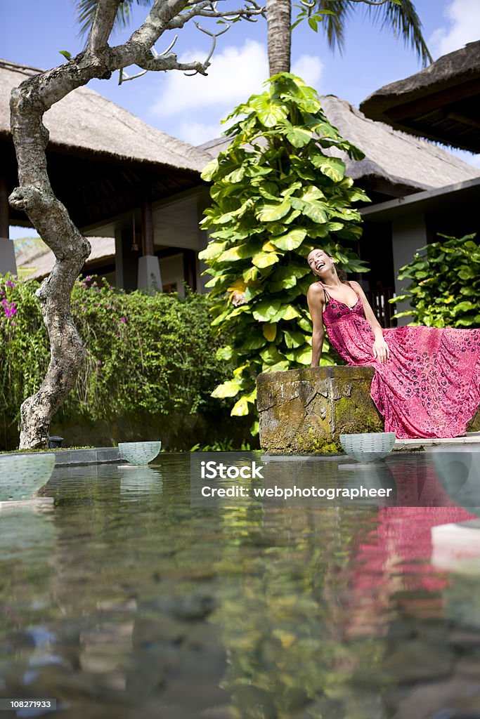 Счастливая женщина на бассейн - Стоковые фото Благополучие роялти-фри