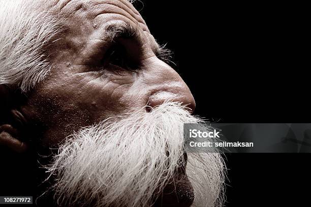 Foto de Retrato De Homem Sênior Com Grande Bar Branco Lidar Com Bigode e mais fotos de stock de 70 anos