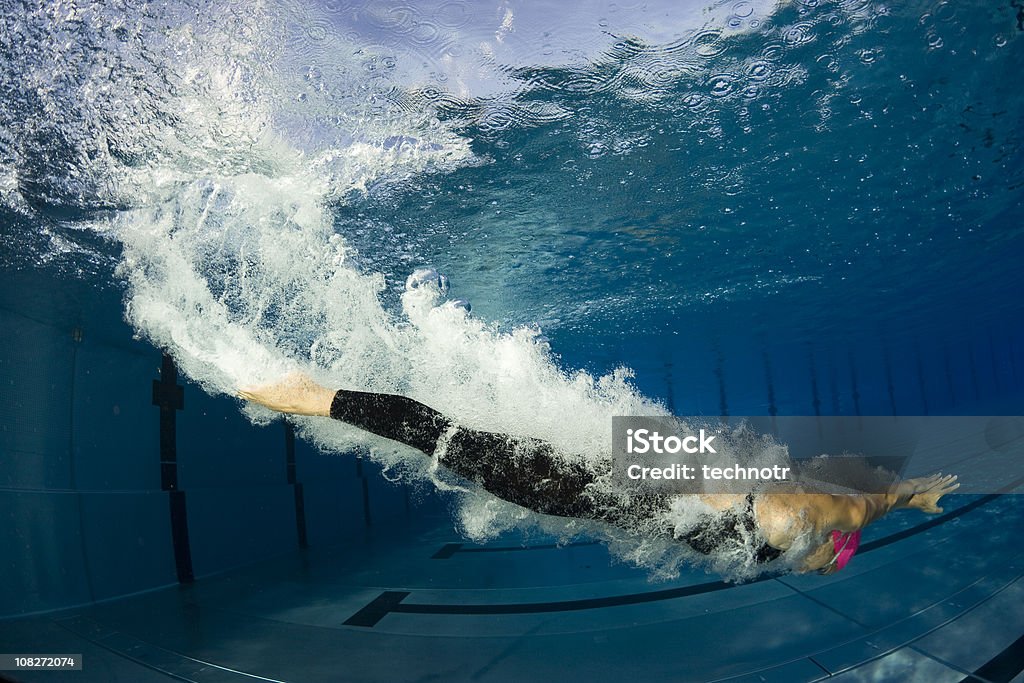 Feminino nadador mergulhando, Foto debaixo d'água - Foto de stock de Mergulhar na água royalty-free
