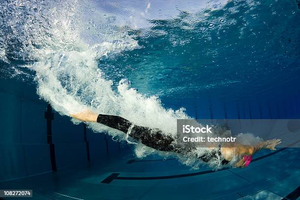 Foto de Feminino Nadador Mergulhando Foto Debaixo Dágua e mais fotos de stock de Mergulhar na água - Mergulhar na água, Natação, Piscina