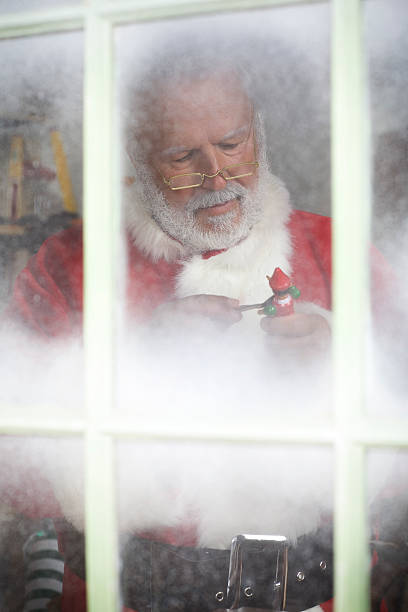 escena de navidad con ventana de esmerilado panel y santa claus, copyspace - window display toy store store christmas fotografías e imágenes de stock