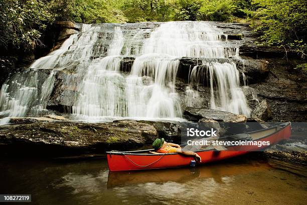 Photo libre de droit de Homme En Canoë En Bas Dune Cascade banque d'images et plus d'images libres de droit de Activité de loisirs - Activité de loisirs, Adulte, Allongé sur le dos