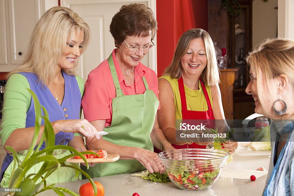 Frauen Freunde vorbereiten Salat für ein Mittagessen Essen. Home Küche. - Lizenzfrei 30-34 Jahre Stock-Foto