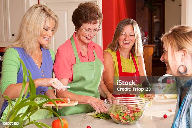 Frauen Freunde Vorbereiten Salat Für Ein Mittagessen Essen Home Küche Stockfoto und mehr Bilder von 30-34 Jahre