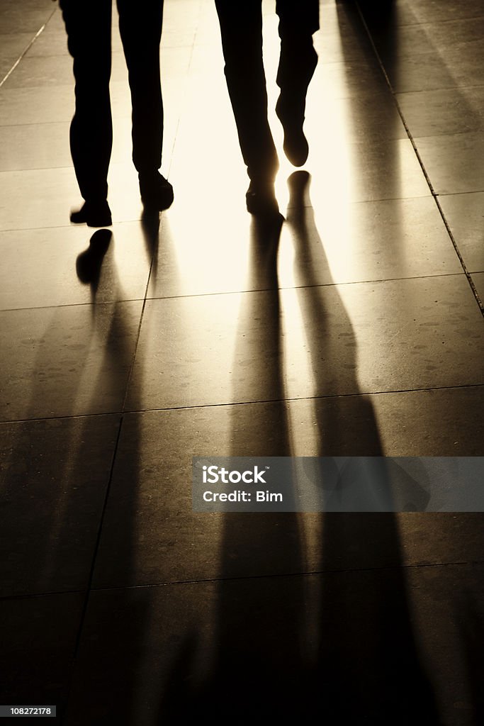 Silhouetten und Schatten von zwei Geschäftsmann zu Fuß auf dem Flur - Lizenzfrei Gehen Stock-Foto