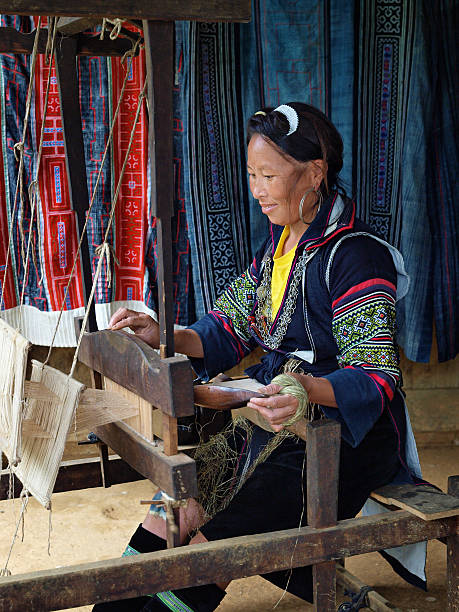 traditionelle lady betrieb weben webstuhl - common flax stock-fotos und bilder