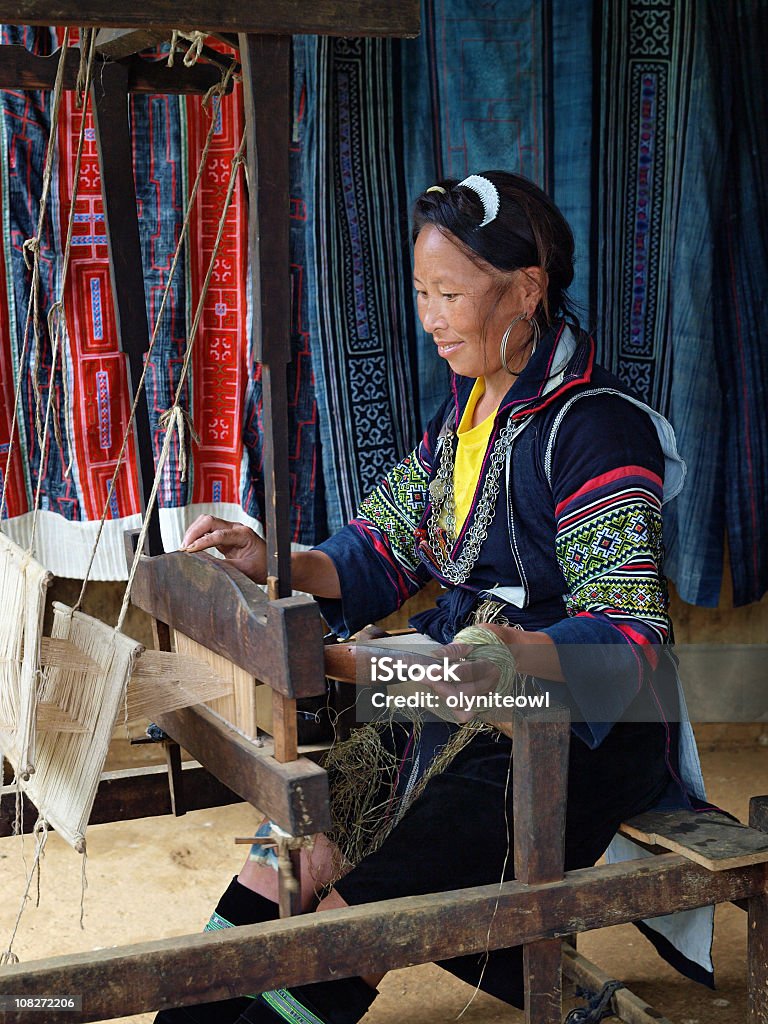 Традиционные леди работающих Ткать Ткацкий станок - Стоковые фото Вьетнам роялти-фри