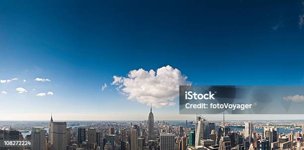 Ньюйоркская Шпилей Небо Стратосфера — стоковые фотографии и другие картинки Нью-Йорк - Нью-Йорк, Синий, Небо