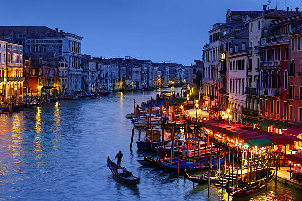canal grande di venezia al blue ora con in gondola - venice italy grand canal italy veneto foto e immagini stock