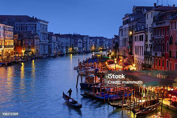 Foto de Grande Canal De Veneza No The Blue Hour Com Gôndola e mais fotos de stock de Veneza - Itália