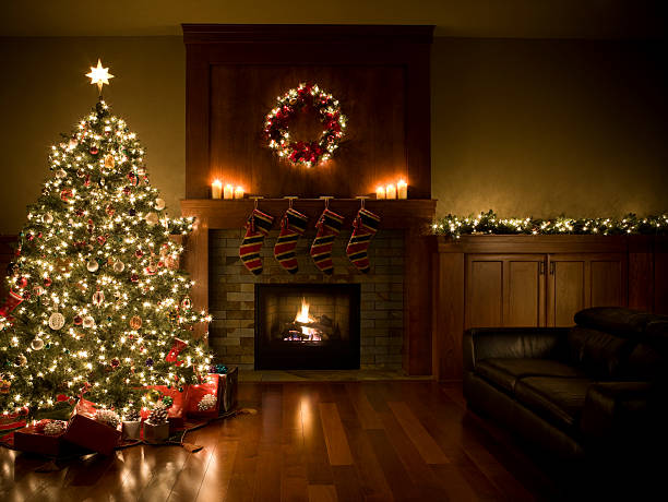 adorned christmas tree, wreath, and garland inside living room, copyspace - fireplace stockfoto's en -beelden