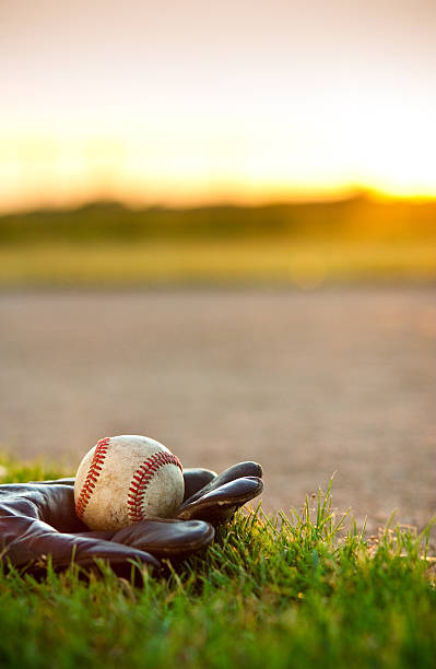 amerikanischen sport-baseball - baseball glove baseball baseballs old fashioned stock-fotos und bilder
